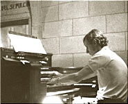                   Año 1968
    Michael Reckling con 24 años 
 al Órgano del Valle de los Caídos