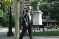  Carlos Martín en la Plaza de la Universidad 
            en el último año de su vida 