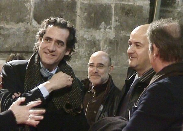       Directivos de Caja Espa&ntilde;a
conversando con &Aacute;ngelines Porres