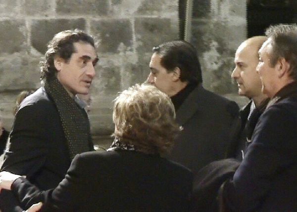       Directivos de Caja Espa&ntilde;a
conversando con &Aacute;ngelines Porres
