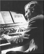              Michael Reckling con 23 a&ntilde;os 
al &oacute;rgano de los Jesuitas en ICADE / Madrid.