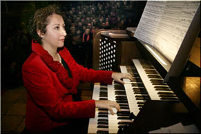                        PILAR CABRERA
Organista del gran Órgano Allen de la Catedral