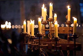             Los 6 grandes candelabros ha sido   
    una donaci&oacute;n del Ayuntamiento de Valladolid   