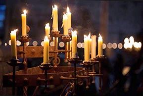             Los 6 grandes candelabros ha sido   
    una donaci&oacute;n del Ayuntamiento de Valladolid   