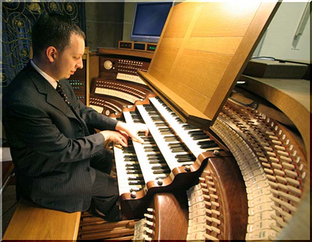    Gereon Krahforst al gran &Oacute;rgano 
  de la Catedral Bas&iacute;lica de St. Louis 