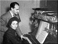     Joaqu&iacute;n Rodrigo con 53 a&ntilde;os 
  junto a su esposa Victoria Kamhi