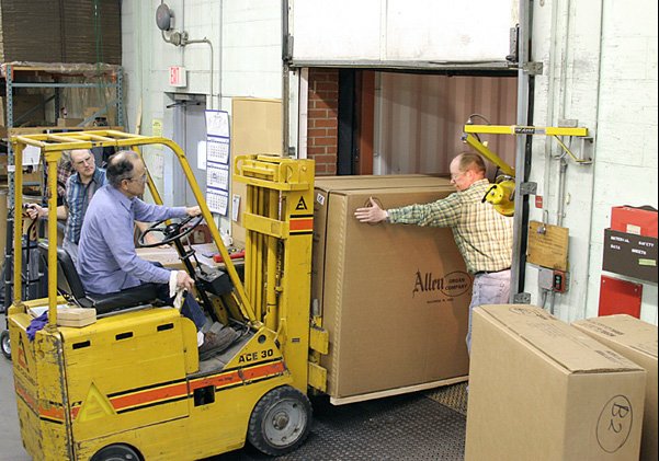 cargando el contenedor del camion
